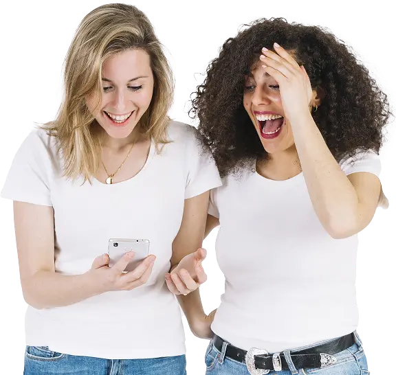 Duas amigas sorrindo, uma recomendando a SpeedCom para outra